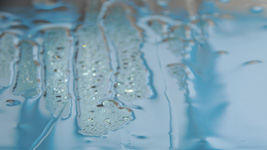 Vandens poveikis stiklui, kuris nepadengtas sluoksniu RAVAK AntiCalc.
